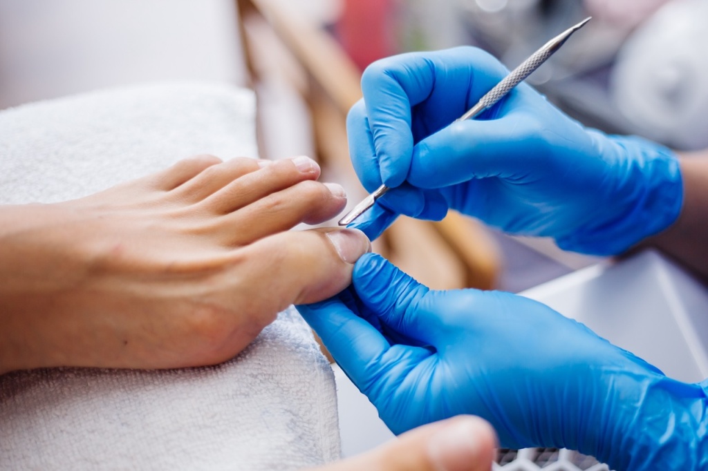 process-pedikura-domasnii-salonnyi-pedikur-uhod-za-nogami-i-nogtami-process-professional-nogo-pedikura-master-v-sinih-percatkah-delaet-pedikur&nbsp;— крупный размер.jpeg